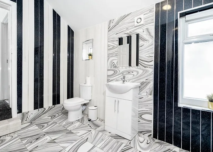 Five Bedroom Townhouse - Near City Centre - Edgbaston - On Street Parking - Wifi - Netflix - 974P