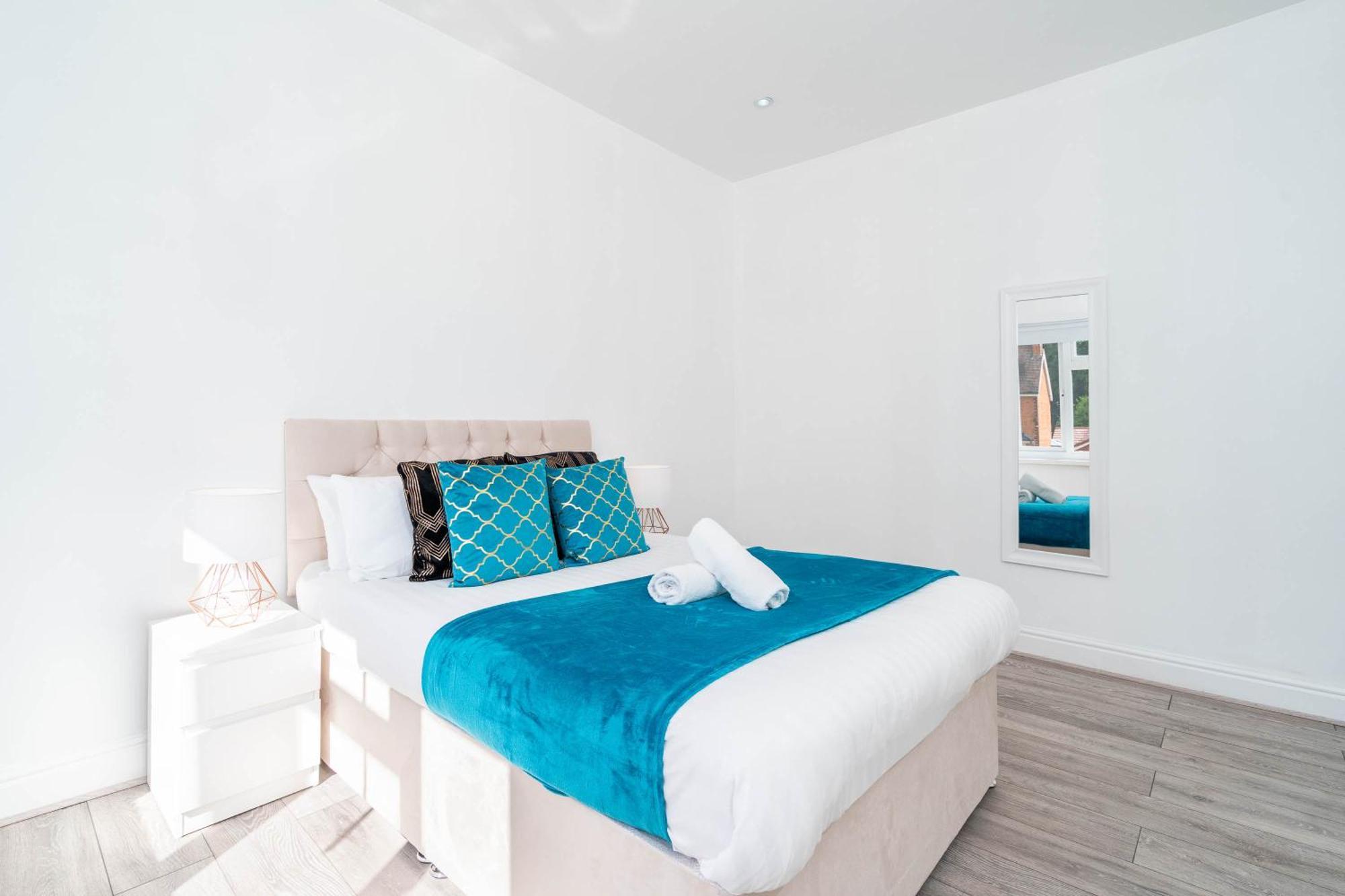 Five Bedroom Townhouse - Near Centre - Edgbaston - On Street Parking - Wifi - Netflix - 974p Hébergement de vacances Birmingham