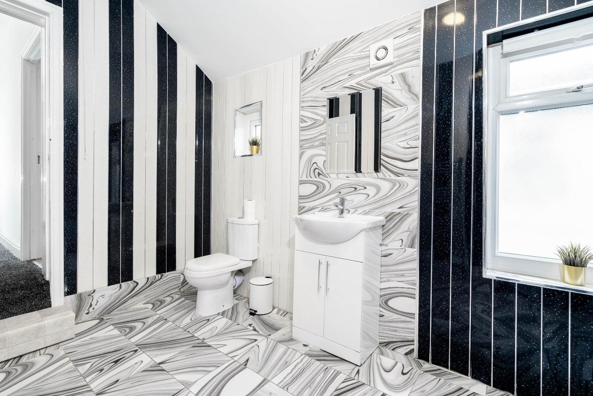 Five Bedroom Townhouse - Near Centre - Edgbaston - On Street Parking - Wifi - Netflix - 974p Hébergement de vacances *