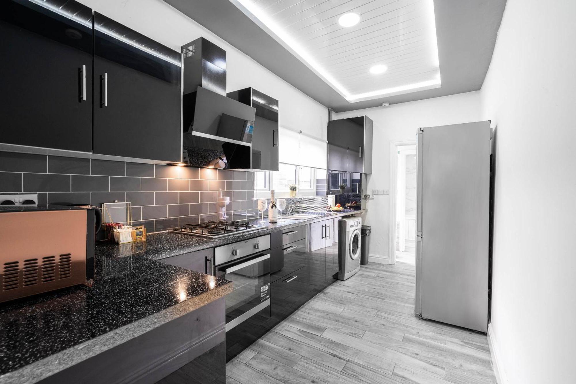 Five Bedroom Townhouse - Near Centre - Edgbaston - On Street Parking - Wifi - Netflix - 974p Дом отдыха